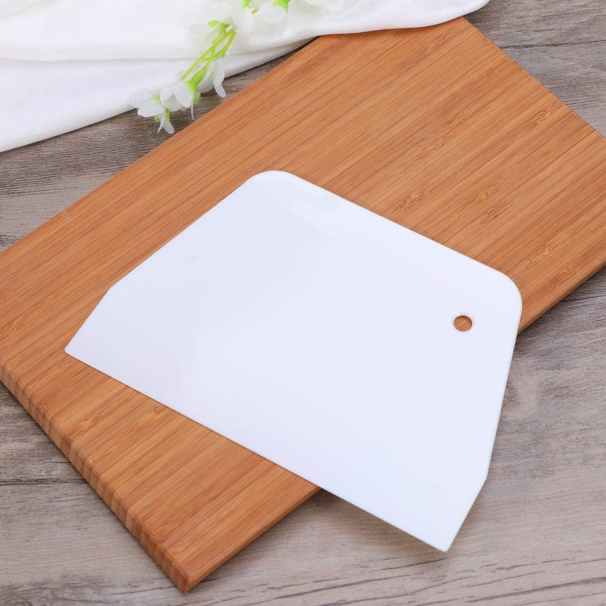 Cabilock 2pcs Cake Scraper Icing Smoother Flexible Plastic Cake Scraper Smoother for Bakery Pastry Cake Decoration Kitchen DIY Baking Tool