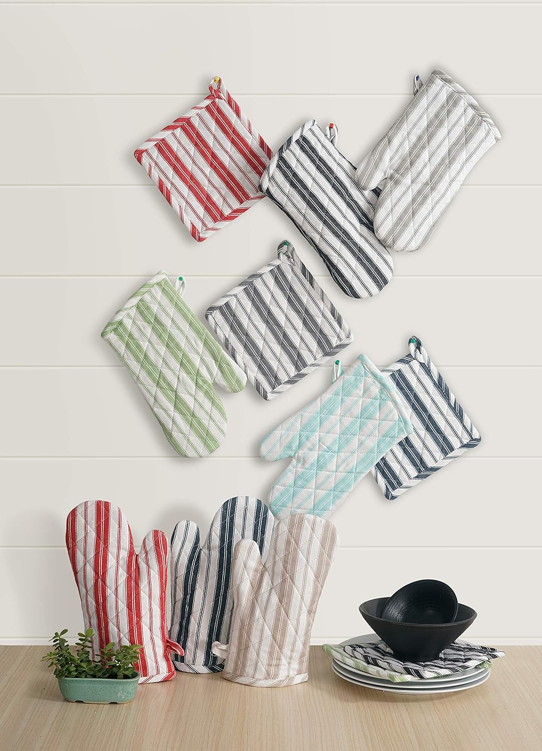 Oven Mitt & Potholder Set - Durable Heat Resistant Gloves - Thick Mittens for Kitchen - Suitable for Cooking, Baking, Grilling - BBQ- 1 Oven Mitts & 1 Potholders - Black Stripes - Casa De Lan